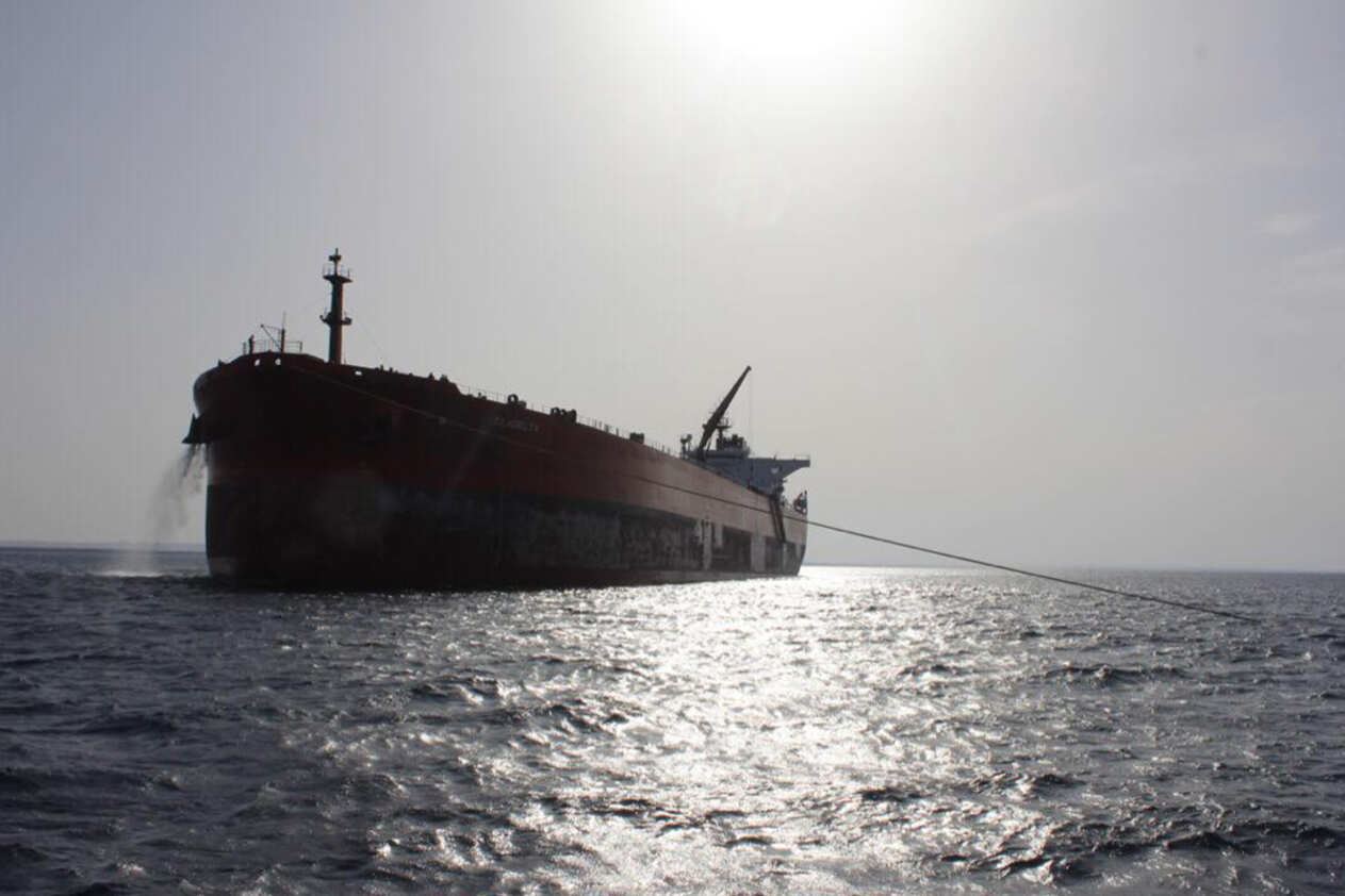 الحرس الثوري الإيراني يعلن احتجاز سفينة أجنبية كانت تهرّب البنزين في مياه الخليج