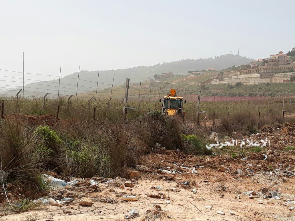 بالصور/ جرافتان &quot;إسرائيليتان&quot; تنفذان عملية تجريف قرب السياج التقني مقابل الطريق الحدودي بين بلدتي كفركلا والعديسة