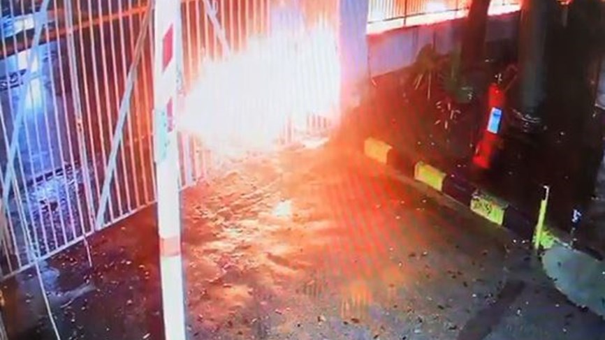 بالفيديو/ محتجون أشعلوا حزاماً نارياً أمام مبنى أوجيرو في صيدا فجراً	