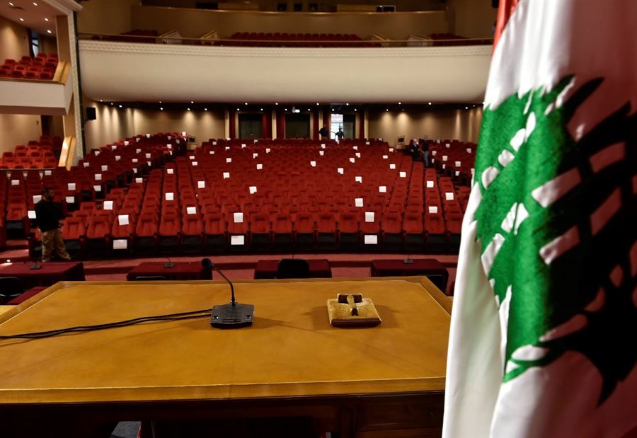 بالصور/ التحضيرات للجلسة التشريعية غداً انجزت في قصر الأونسكو..مسافات بين النواب حفاظاً على التباعد الاجتماعي في زمن الكورونا و&quot;المطرقة&quot; جاهزة في مكانها!