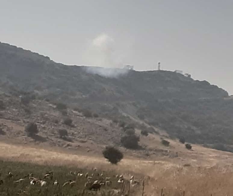 جيش الاحتلال يلقي قذائف دخانية جديدة في محيط موقع &quot;رويسة القرن&quot; الخالي في مزارع شبعا اللبنانية المحتلة المقابل لسهل المجيدية والعباسية