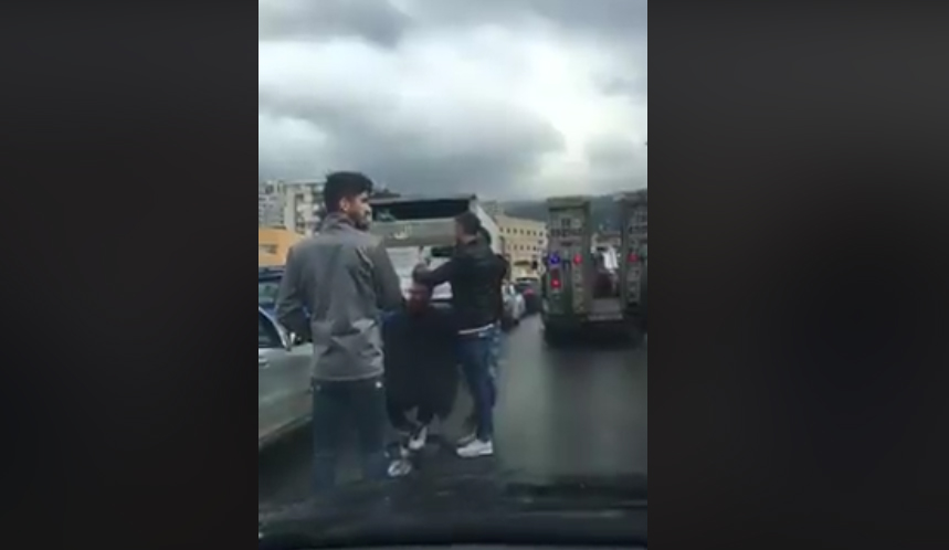 بالفيديو: في لبنان... حلاقة (قص شعر) على الاوتوستراد وسط زحمة السير الخانقة!