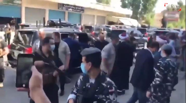 توضيح من قوى الأمن حول تعرض موكب سعد الحريري لحادث أمني في البقاع: مواطن شاهد انفجار جسم غريب بالجو وسقوطه ارضاً فعمد الى الابلاغ عنه.. والتحقيقات مستمرة 