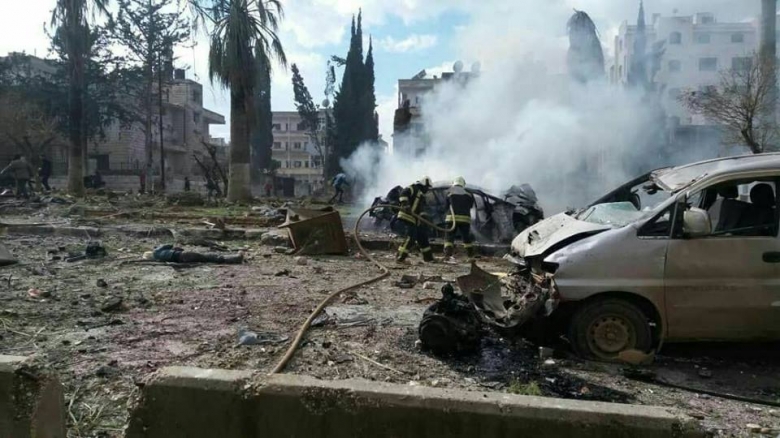 بالفيديو/ انفجار مزدوج هزّ مدينة إدلب.. مقتل 8 مدنيين كحصيلة أولية وإصابة نحو 30 آخرين