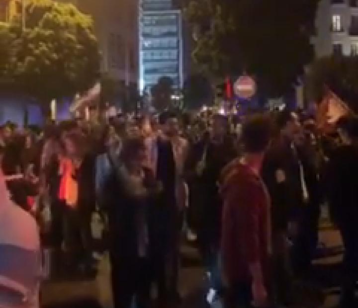 بالفيديو/ محتجون تجمعوا امام منزل وزيرة الداخلية في وسط بيروت