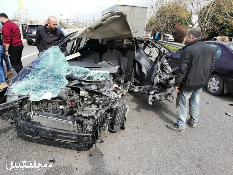 بالصور/ السيارة &quot;تحطمت كلياً&quot;... جريح بحادث سير مروّع على اوتوستراد الزهراني في منطقة الغازية! 
