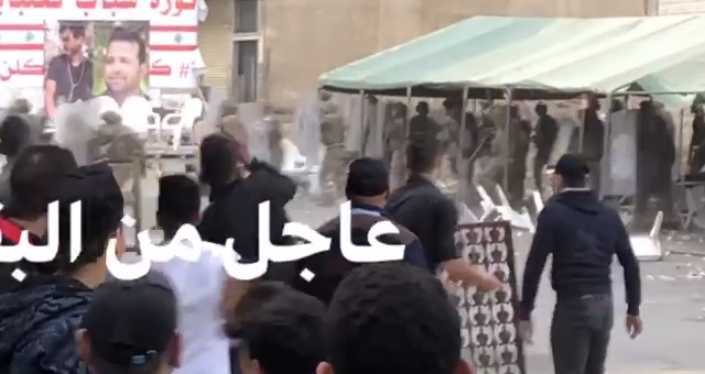 بالفيديو/ مجموعة من الشبان رشقت عناصر الجيش بالحجارة اثناء محاولة فتح الطريق في تعلبايا