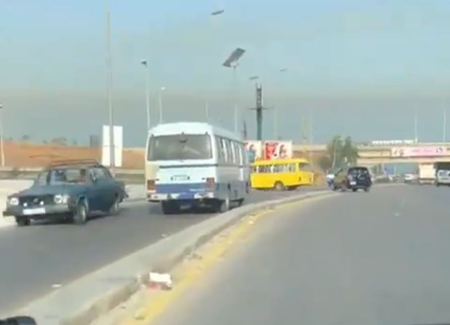 بالفيديو/سائق باص مدرسة يسير عكس السير في وادي الزينة غير آبه بأرواح التلاميذ!