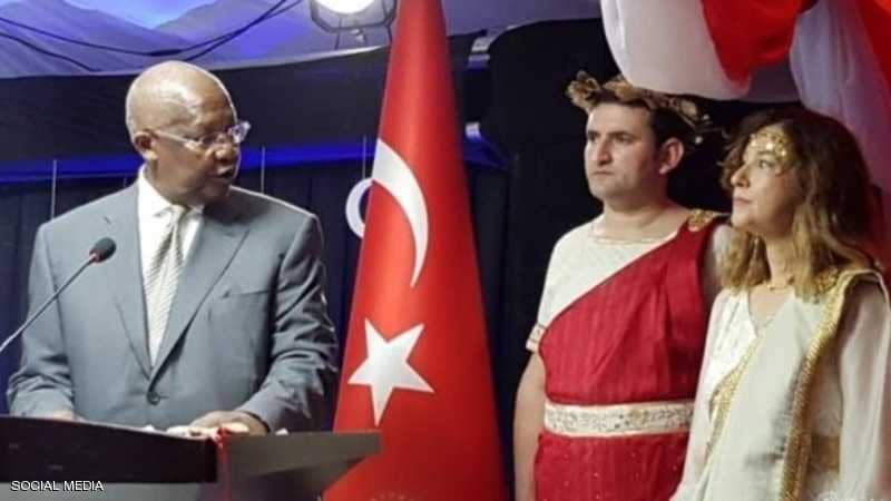 فستان السفيرة التركية يثير الجدل ويفجر غضبا واسعا في أنقرة....والخارجية تستدعيها !