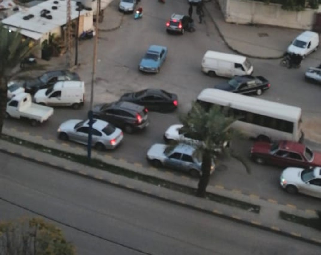 الوكالة الوطنية: شباب وشابات وأمهات الموقوفين في قضية أعمال الشغب في طرابلس يقطعون الطريق الفرعية في البداوي بعد قطع الاوتستراد