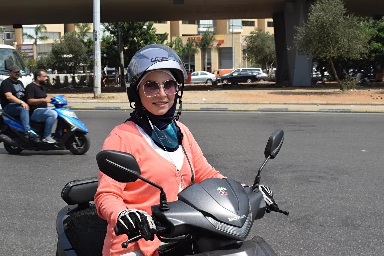 بالفيديو/ &quot;رنا&quot; إبنة الـ29 عاماً حولت دراجتها النارية إلى تاكسي لنقل النساء داخل بيروت بعدما فقدت عملها بسبب الوضع الاقتصادي المتردي