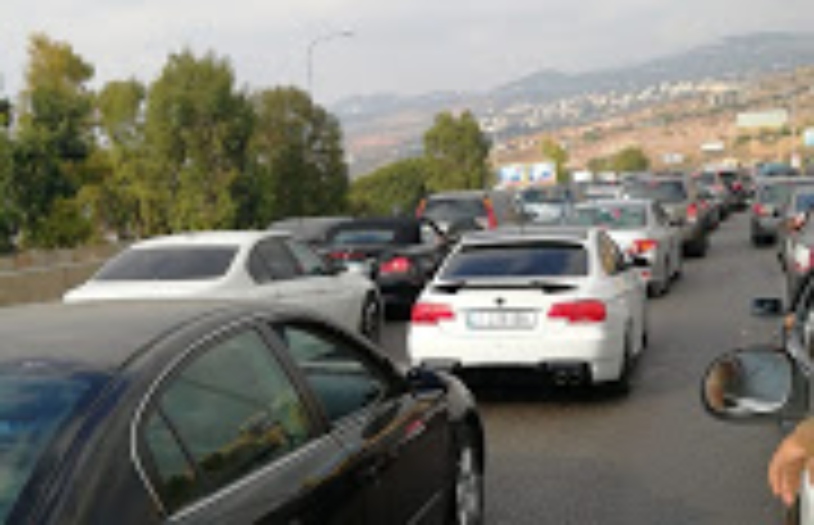 للمتوجيهن إلى بيروت.. حادث سير على جسر الدامور تسبب بزحمة سير خانقة وصلت إلى الجية!