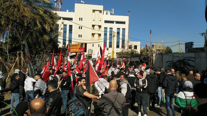 وقفة احتجاجية في محيط السفارة الأميركية في عوكر رفضاً لـ&quot;صفقة القرن&quot; والمحتجون يحاولون إزالة الأسلاك الشائكة الموضوعة في المكان