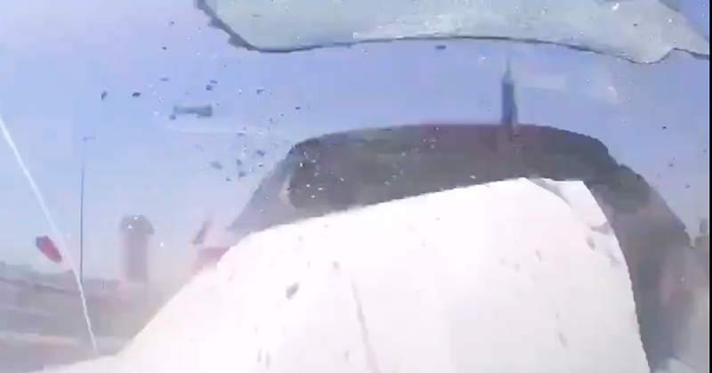 هذا ما تسبب به الإنشغال بالهاتف أثناء القيادة...فيديو يتداوله نشطاء لتصادم في السعودية