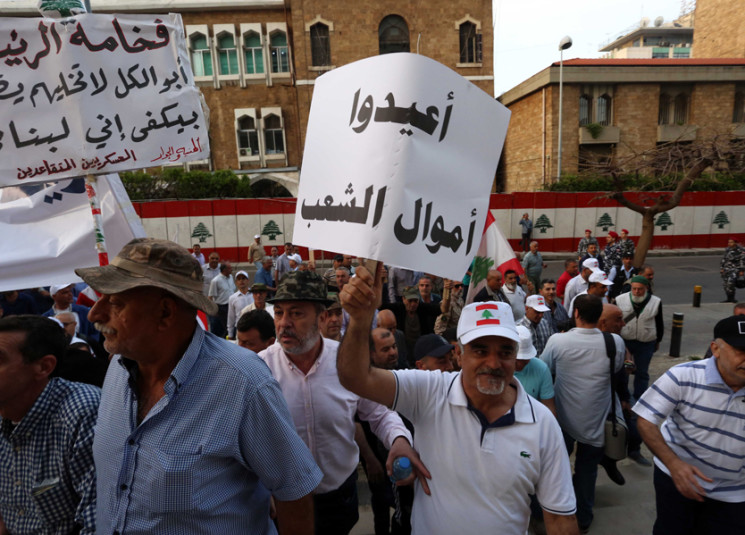 الحديث عن استعادة الأموال المنهوبة هو إضاعة الوقت لأن لا إرادة للسياسيين لرفع الغطاء السياسي...وهذا السبيل لاستردادها اذا أرادوا!