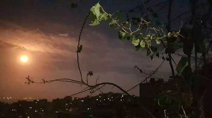 بالفيديو / اللبنانيون في الجنوب سهروا على اشتعال السماء بالصواريخ والغارات الصهيونية اثناء الاعتداء على دمشق فجر اليوم