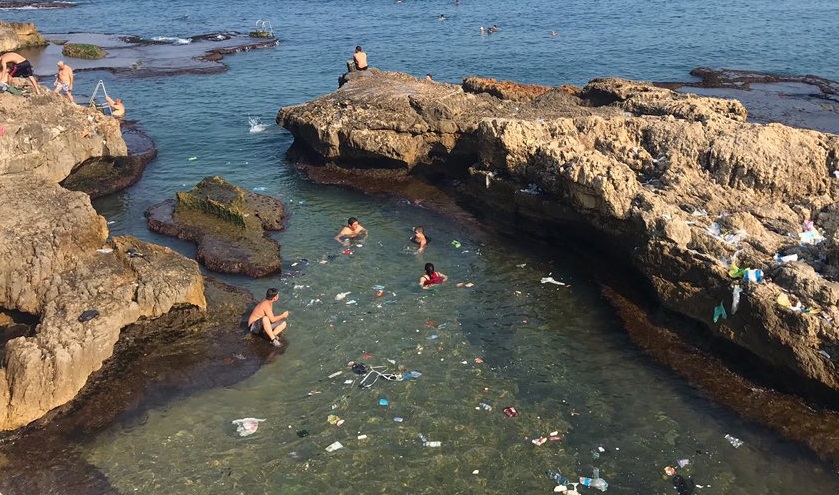 بالفيديو/ مشهد صادم لمجموعة من الأشخاص بينهم اطفال يسبحون وسط كمية كبيرة من النفايات المرمية في منطقة الكورنيش البحري في بيروت