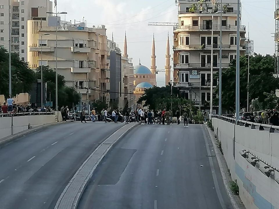 الجيش اللبناني يمنع اعداد كبيرة من شبان من الخندق الغميق من التوجه الى ساحة الشهداء