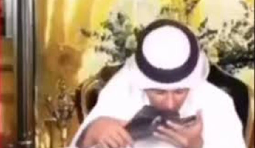 بالفيديو/ مقدم برامج إماراتي يقبل حذاء محمد بن زايد ويثير موجة من الجدل والسخط