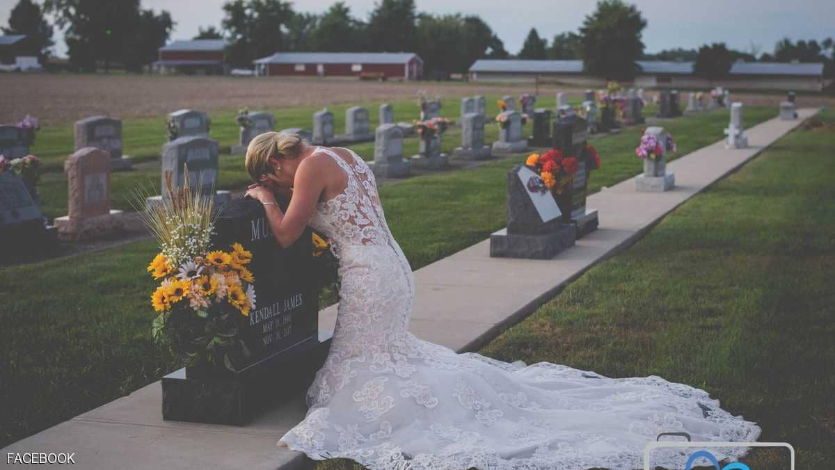 نشرت صورتها عند قبر خطيبها مرتدية فستان الزفاف الذي لم يحصل