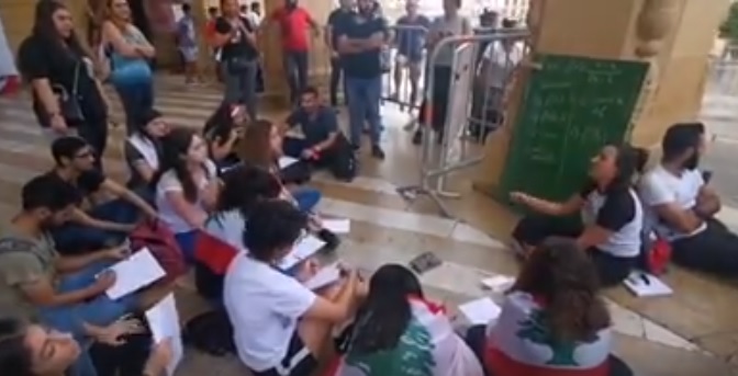 بالفيديو/ في ساحة الشهداء طلاب جلسوا أرضاً مع معلمتهم لمتابعة درسهم...&quot;بدنا نعتصم ونتعلم كمان!&quot;