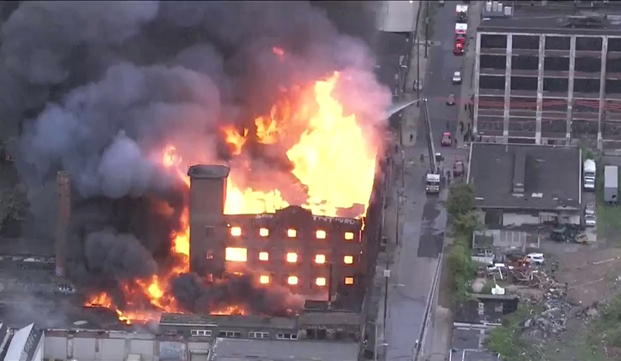 بالفيديو/ انهيار مخيف لمصنع تاريخي بعد حريق مدمر