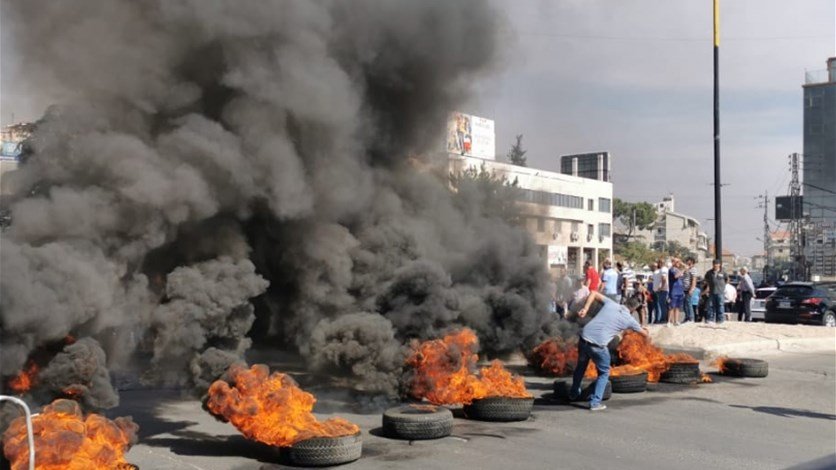 شبان مجهولون أشعلوا إطارات فجرًا على اتوستراد البحصة مجدليا ورموا مفرقعات نارية داخل مجرى نهر ابو علي