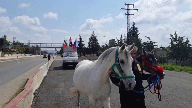 بالصور/ عدنان رحّالة سوري انطلق على ظهر فرسه من دمشق ليمر بالعراق وإيران وأذربيجان وصولاً إلى روسيا!