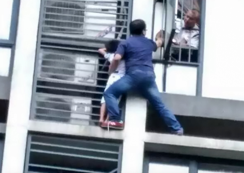 بالفيديو/  موقف بطولي لأب تسلق 7 طوابق لإنقاذ طفله العالق على المكيف الخارجي لأحد الشقق!