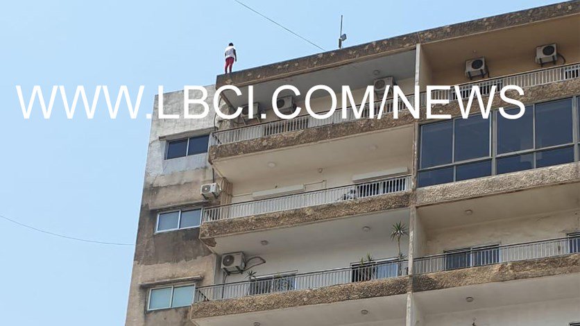 بالفيديو/ حاولت الإنتحار من على سطح احد المباني في منطقة الجديدة... والأهالي تمكنوا من منعها