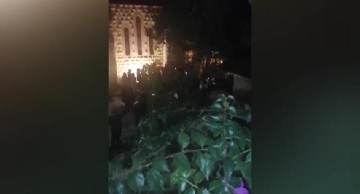  بالفيديو / الهتافات ضد فؤاد السنيورة &quot;حرامي حرامي&quot; لاحقته خارج القاعة بعد طرده من الداخل اثناء مشاركته باحتفال ميلادي