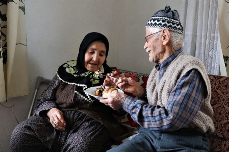 بالصور/ الحاج يوسف 105 سنوات وزوجته رقية 94 سنة، زوجان تركيان احتفلا بعيد زواجهما الثمانين...&quot;ما زلنا نعيش حبنا كأول يوم، ونساند بعضنا بعضاً كما فعلنا طوال حياتنا&quot;!