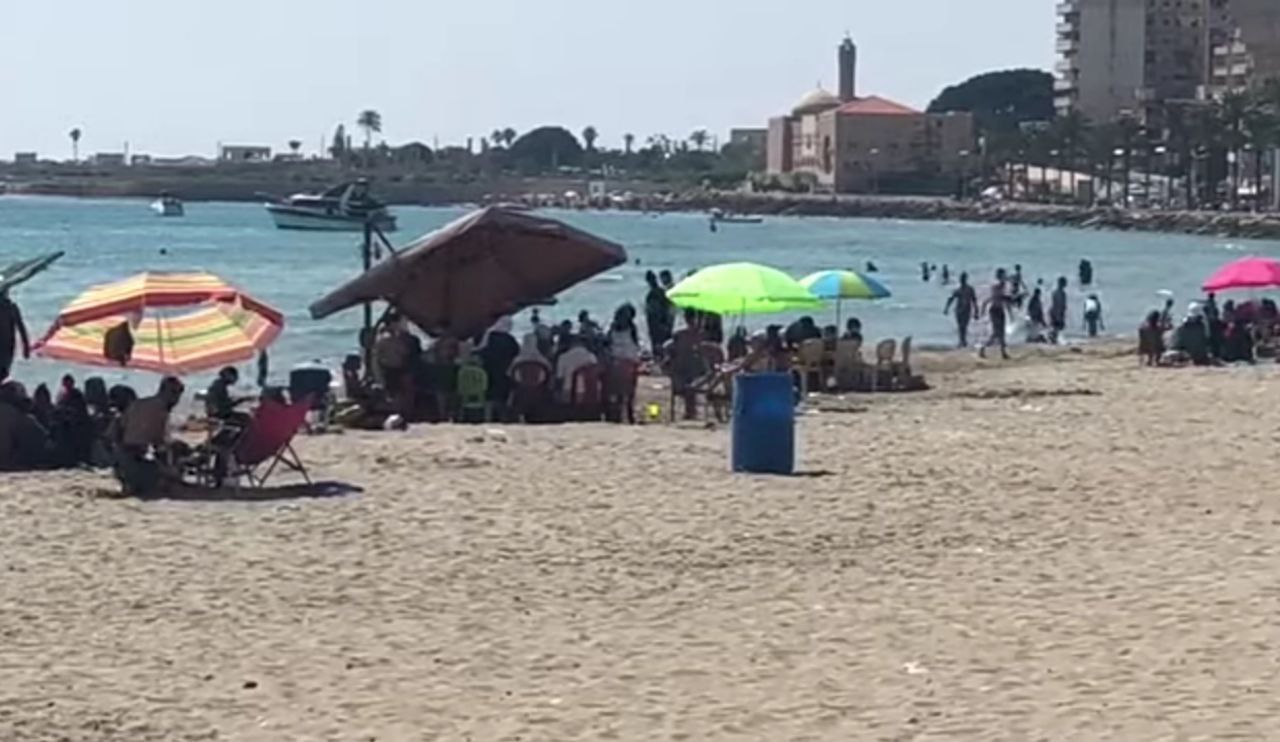 بالفيديو/ كورونا لم يمر من هنا... شاطئ صور يشهد زحمة دون مراعاة التباعد الاجتماعي