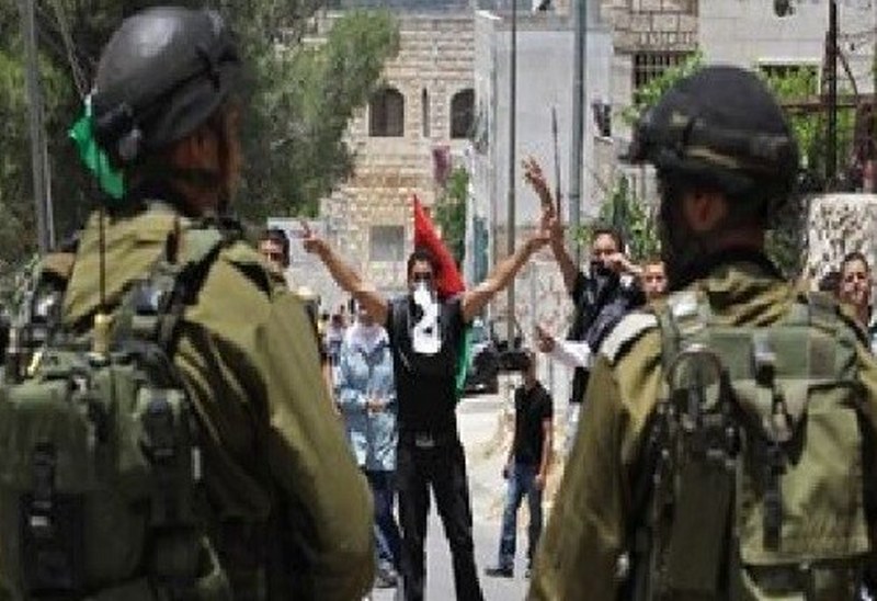 قوات الاحتلال الاسرائيلية تعتدي على المعتصمين وعشرات حالات اختناق من الفلسطينيين 
