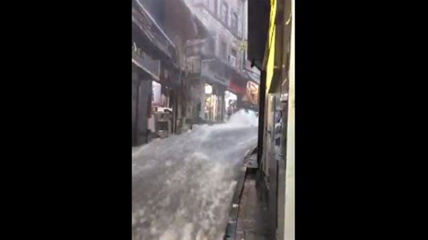 بالفيديو/ أمطار غزيرة تشل اسطنبول...والسيول تجتاح البازار التاريخي - أقدم الأسواق المغطاة في العالم