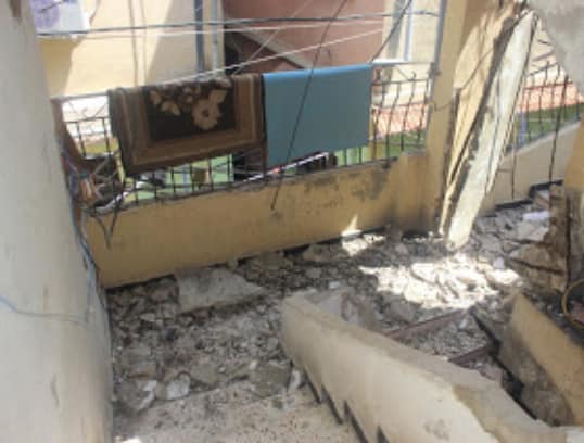 بالصور/ نجاة ثلاث عائلات فلسطينية من الموت بعد انهيار أجزاء من سقف ودرج مبنى في مخيم البص