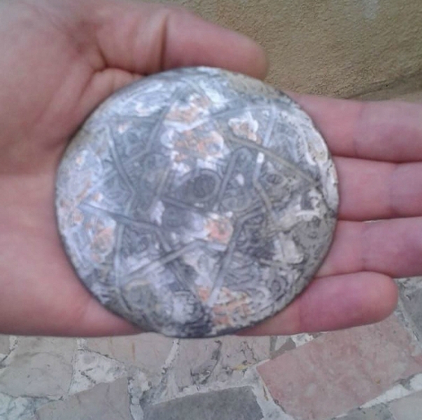 بالصورة- خلال قيامهم بحملة تنظيف.. ناشطون عثروا على قطعة نقدية أثرية في بعلبك