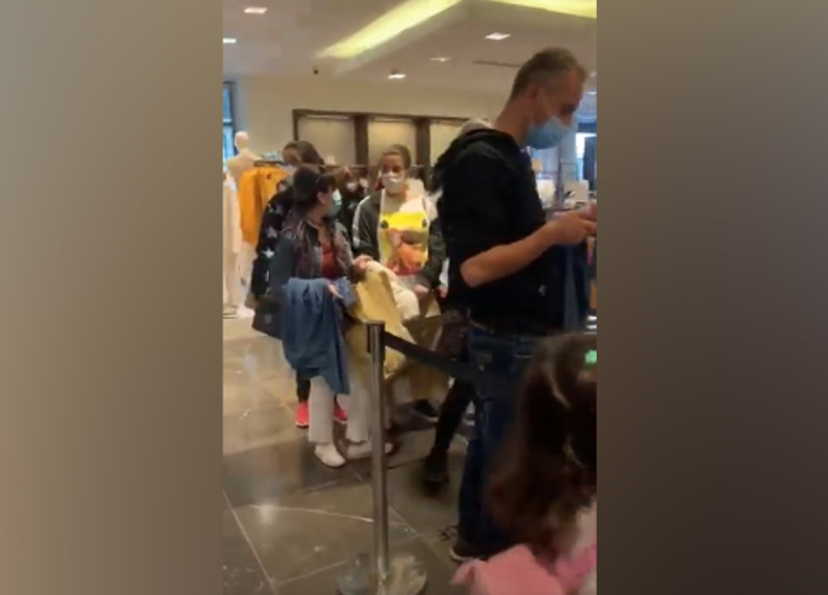 بالفيديو/ في ظل الازمات...&quot;طوابير&quot; المواطنين أمام متجر للألبسة في وسط بيروت: وداعاً للتباعد الاجتماعي واهلاً بالـ&quot;شوبينغ&quot;!