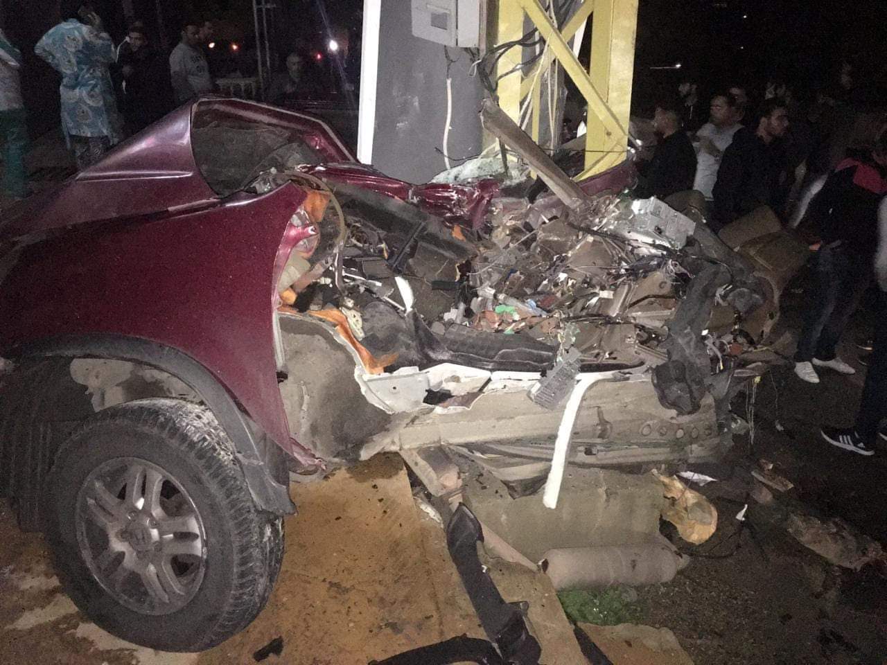 سيارة تصطدم بعامود كهرباء في بلدة انصار وأحدهم أصيب إصابة بليغة