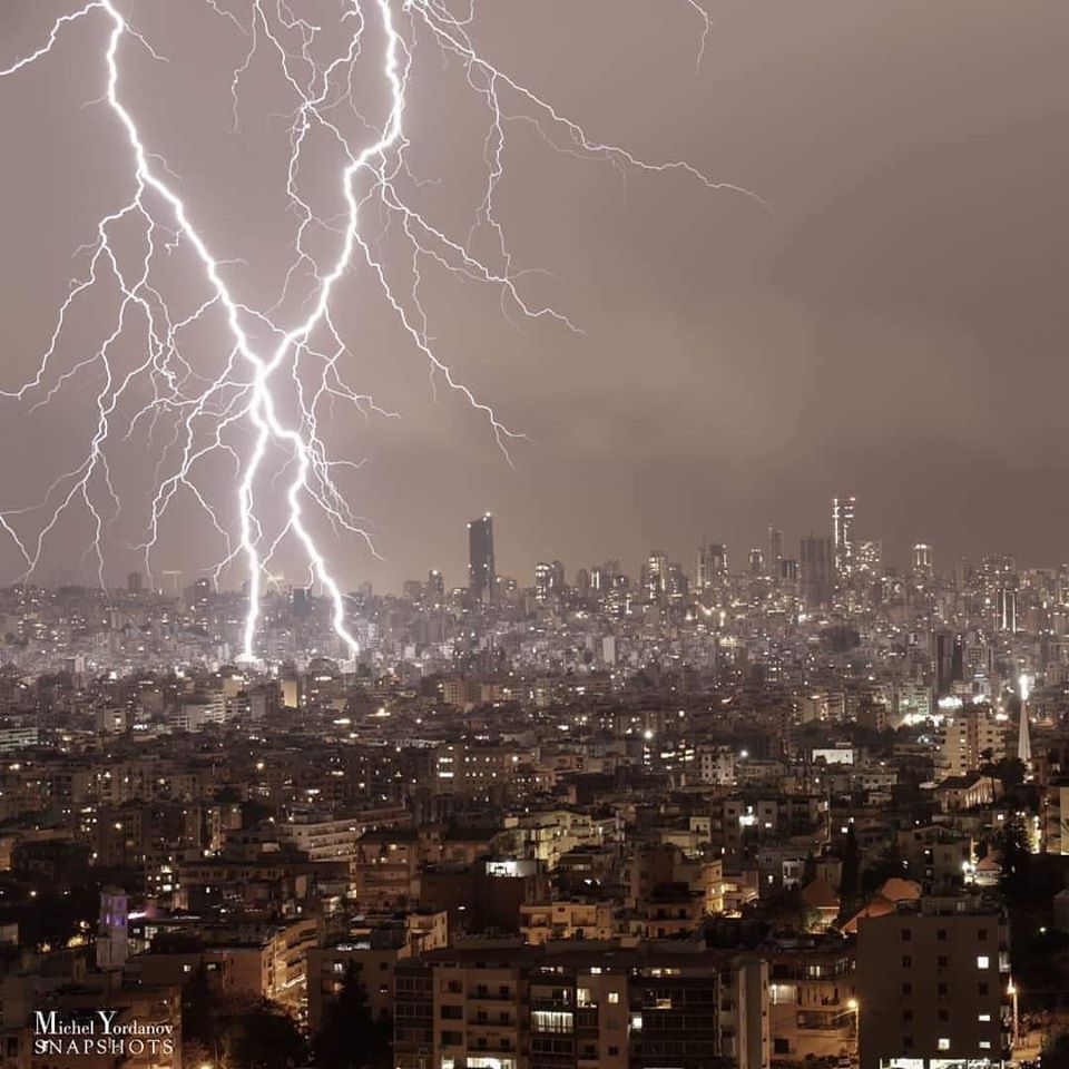 سماء لبنان تملأها الصواعق وأرضه على موعد مع الفياضانات مجددا...الأمطار الطوفانية ستتساقط من اليوم