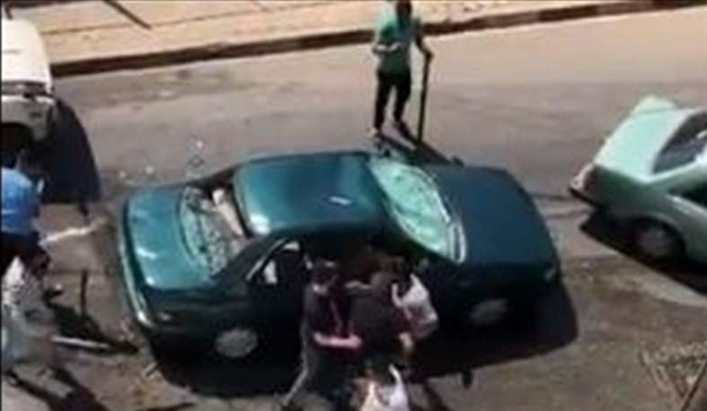 بالفيديو/ إشكال على مفرق علما تخلله تبادل للشتائم وتكسير سيارة !