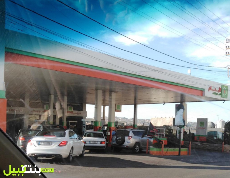بالصور/ زحمة خانقة تشهدها محطات الوقود التي لم تقفل بعد