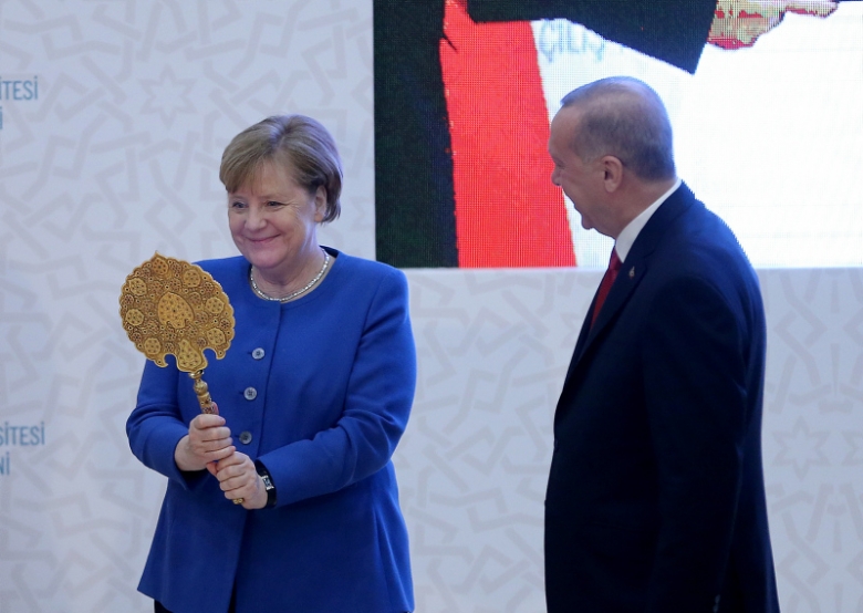 بالصور والفيديو/ اردوغان يهدي ميركل مرآة!