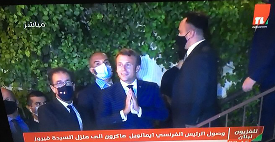 الرئيس الفرنسي وصل إلى منزل فيروز وسيمنحها وسام جوقة الشرف الفرنسي ومحتجون يطالبونه بالعمل على إنقاذ لبنان