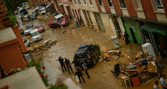 بالفيديو/ فيضانات عارمة تجرف وتدمر الطرق والسيارات في إسبانيا
