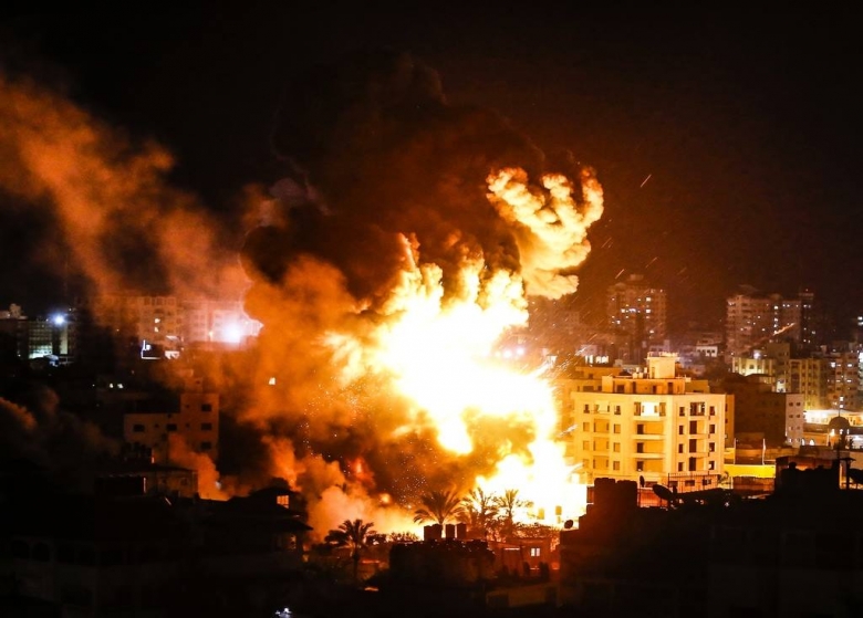 بالصور والفيديو/ الإحتلال الإسرائيلي يوسّع غاراته الجوية على غزة...تدمير مبنى حكومي بالكامل
