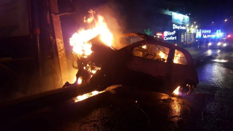 بالصور/ حادث سير في جونية فجراً...احترقت السيارة وشبت النيران بلوحة إعلانية محاذية للأوتوستراد