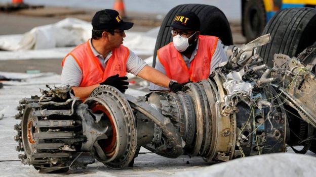 طائرة إندونيسيا المحطمة &quot;لم تكن صالحة للطيران&quot; وأقارب الضحايا بدأوا إجراءات رفع دعوى على شركة بوينغ!