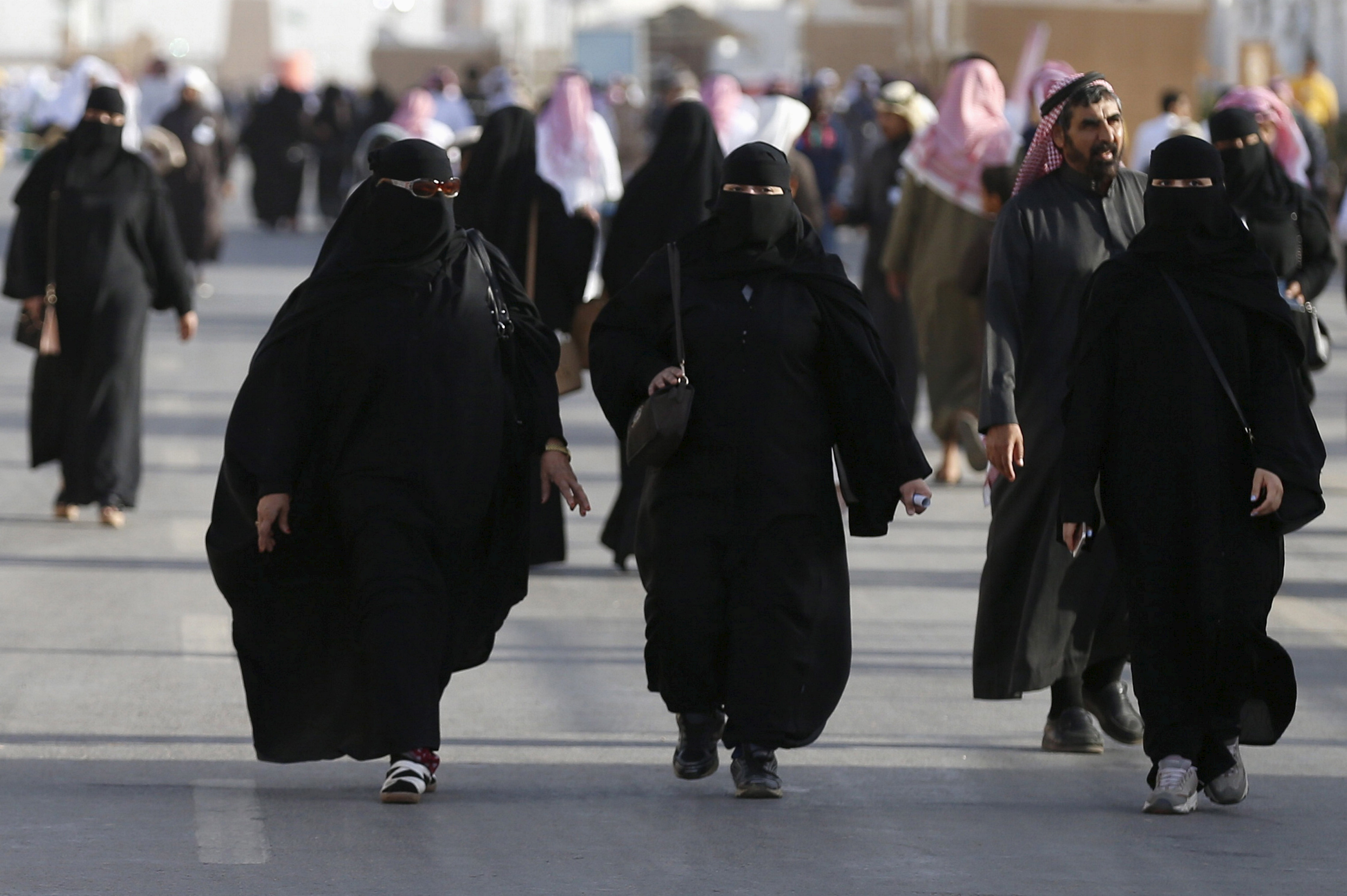 بن سلمان: المرأة السعودية غير مجبرة على ارتداء غطاء رأس أوعباءة سوداء...لهن حق اختيار ارتداء العباءة
