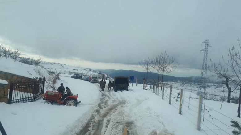 بالصور/ جرف ثلوج وإنقاذ مواطنين احتجزتهم الثلوج داخل 30 سيارة وشاحنة على طريق عام كفرسلوان - ترشيش
